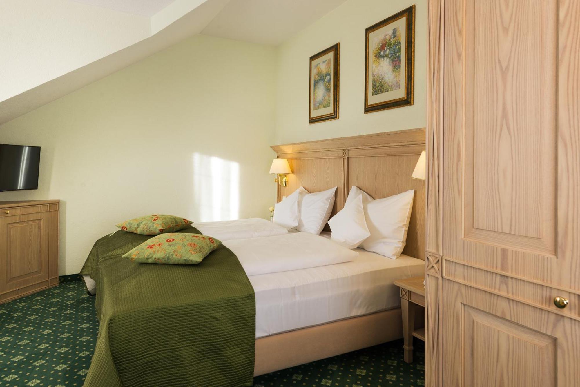 Hotel Rebstock Baden-Baden Room photo